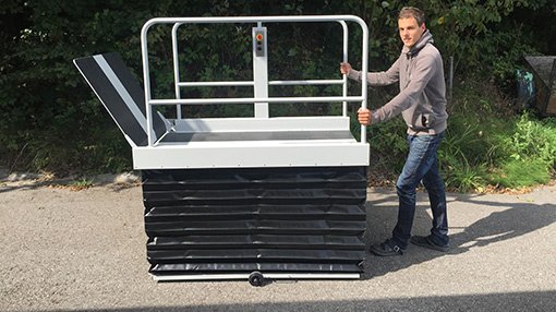 Ein Mann transportiert den LIFTBOY mit aufgesteckten Rädern.
