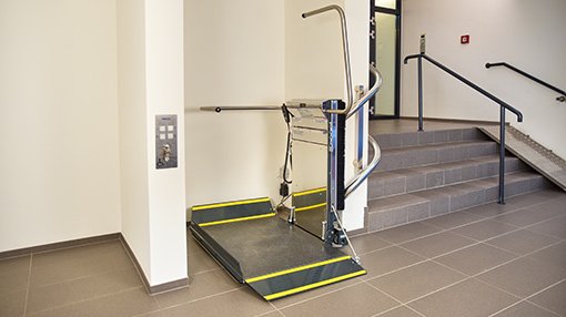 Anwendungsbeispiel für den Plattformtreppenlift STRATOS im Innenbereich