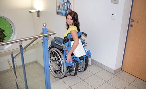 Anwendungsbeispiel für die selbstfahrende Treppenraupe STAIRMAX im Innenbereich