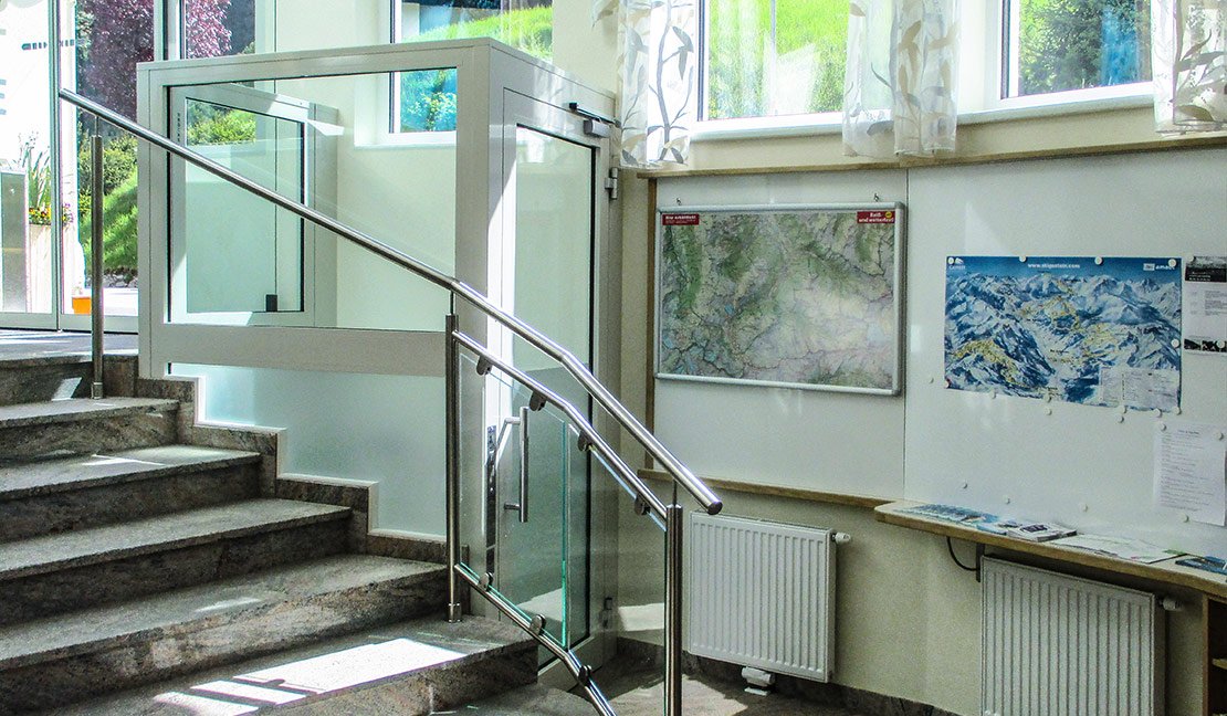 Anwendungsbeispiel eines Rollstuhlliftes mit hydraulischem Antrieb im Innenbereich