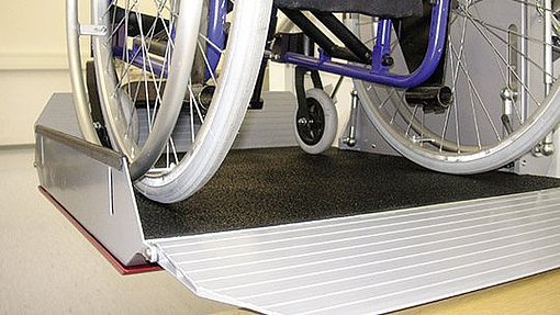 Nahaufnahme mit Ausstattungsdetails für den Plattformtreppenlift DELTA