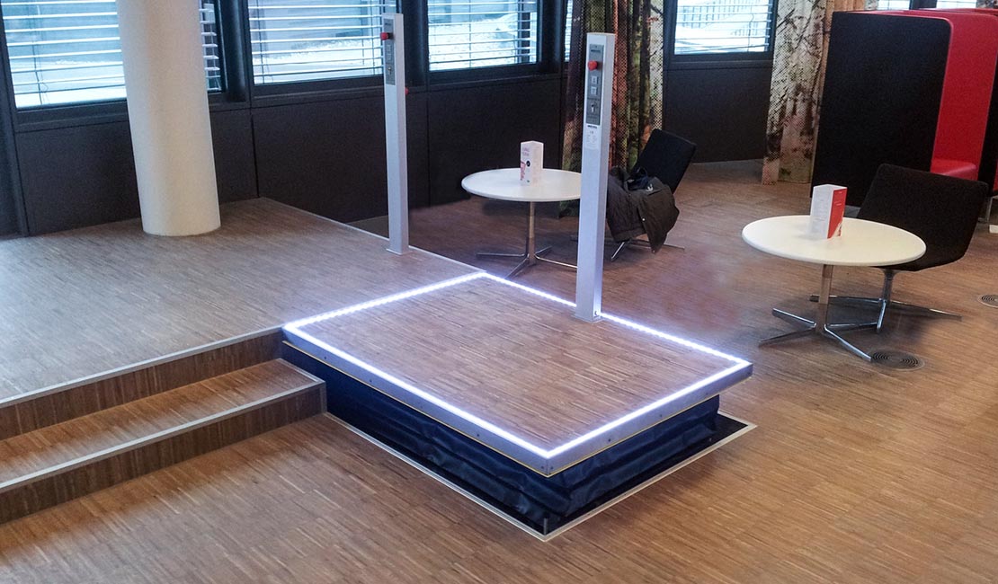 Anwendungsbeispiel des Rollstuhlliftes LIFTBOY im Innenbereich