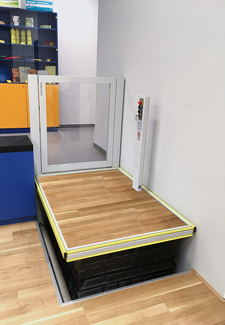 Anwendungsbeispiel des Rollstuhlliftes LIFTBOY im Innenbereich