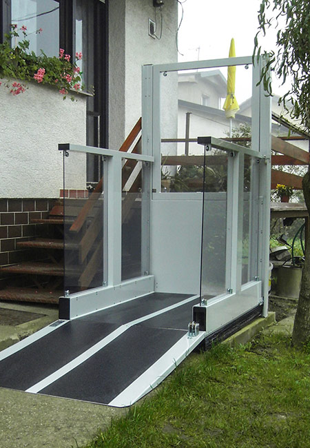 Anwendungsbeispiel des Rollstuhlliftes LIFTBOY im Außenbereich