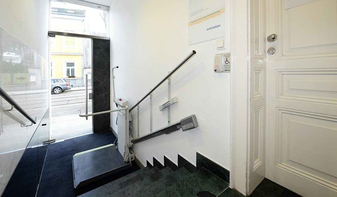 Anwendungsbeispiel für den Plattformtreppenlift DELTA im Innenbereich